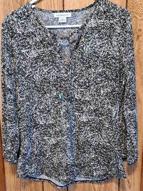 Liz Claiborne Black and White Abstract Print Knit V-Neck Blouse Size M